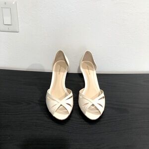 New Ann Taylor heels, cream, size 7.5, leather, elegant, never worn.